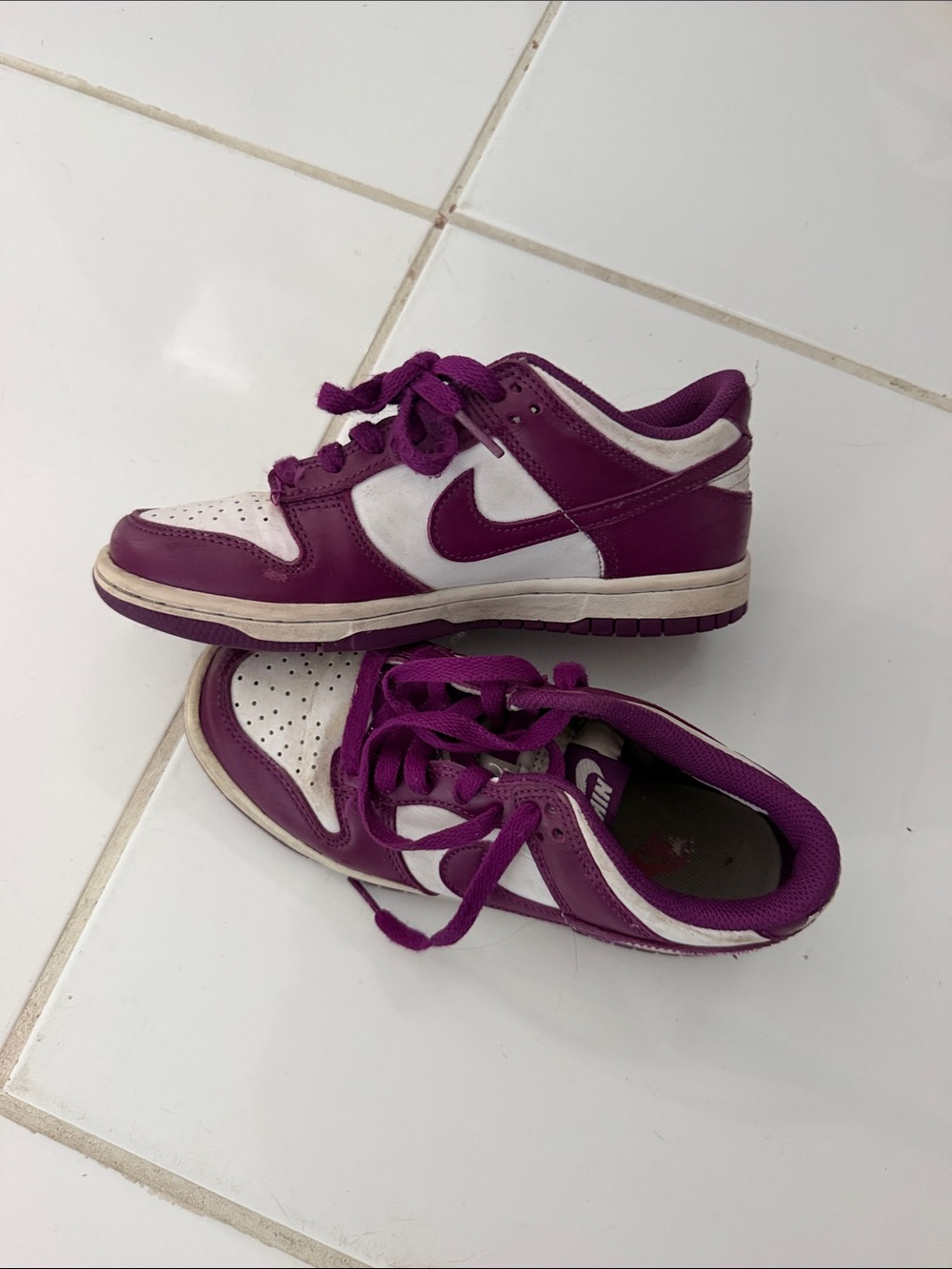 Nike Kids Low-Top Sneakers in Purple and White